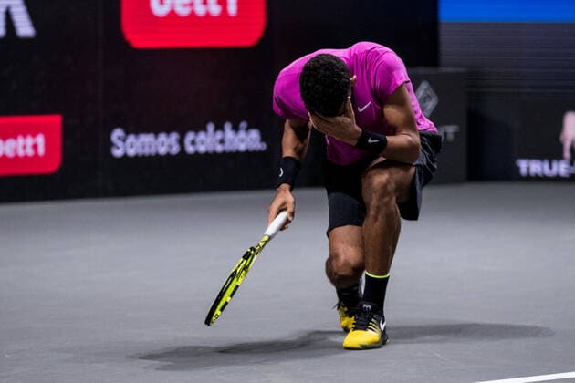 bett1HULKS Championship ATP 250 Cologne, 24 10 2020 Felix AUGER ALIASSIME CAN sinks to his knees in frustration Semifinal Felix AUGER ALIASSIME CAN 5 vs Diego SCHWARTZMAN ARG 2 bett1HULKS Championship ATP 250 on 24 10 2020 in Cologne LANXESSarena , Germany Copyright: xBEAUTIFULxSPORTS Wunderlx