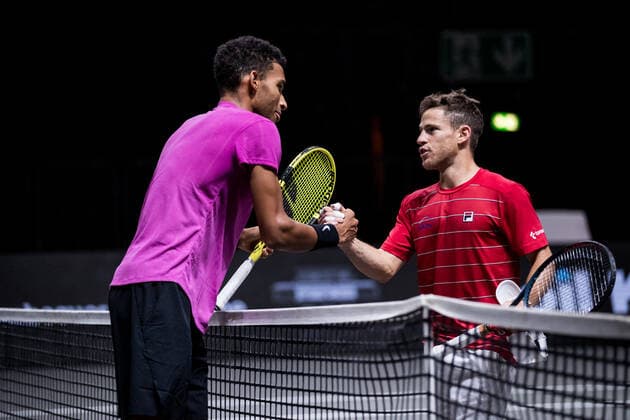 bett1HULKS Championship ATP 250 Cologne, 24 10 2020 High-five after the end of the game Felix AUGER ALIASSIME CAN and Diego SCHWARTZMAN ARG Semifinal Felix AUGER ALIASSIME CAN 5 vs. Diego SCHWARTZMAN ARG 2 bett1HULKS Championship ATP 250 on 24 10 2020 in Cologne LANXESSarena , Germany Copyright: xBEAUTIFULxSPORTS Wunderlx