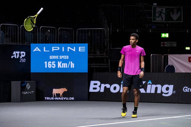 Bilder des Jahres 2020, Sport 10 Oktober Sport Themen der Woche KW43 Sport Bilder des Tages bett1HULKS Championship - ATP, Tennis Herren 250; Koeln, 24.10.2020 Felix AUGER-ALIASSIME (CAN) wirft frustriert seinen Schlaeger Halbfinale Felix AUGER-ALIASSIME (CAN) 5 vs Diego SCHWARTZMAN (ARG) 2 bett1HULKS Championship - ATP 250 am 24.10.2020 in Koeln (LANXESSarena), Deutschland *** bett1HULKS Championship ATP 250 Cologne, 24 10 2020 Felix AUGER ALIASSIME CAN throws frustrated his bat semi-final Felix AUGER ALIASSIME CAN 5 vs. Diego SCHWARTZMAN ARG 2 bett1HULKS Championship ATP 250 on 24 10 2020 in Cologne LANXESSarena , Germany Copyright: xBEAUTIFULxSPORTS Wunderlx