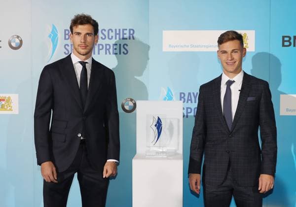 Bilder des Jahres 2020, Sport 10 Oktober Sport Themen der Woche KW43 Sport Bilder des Tages Bayerischer Sportpreis 2020 Leon Goretzka und Joshua Kimmich München Bayern Deutschland BMW Welt *** Bavarian Sports Prize 2020 Leon Goretzka and Joshua Kimmich Munich Bavaria Germany BMW World