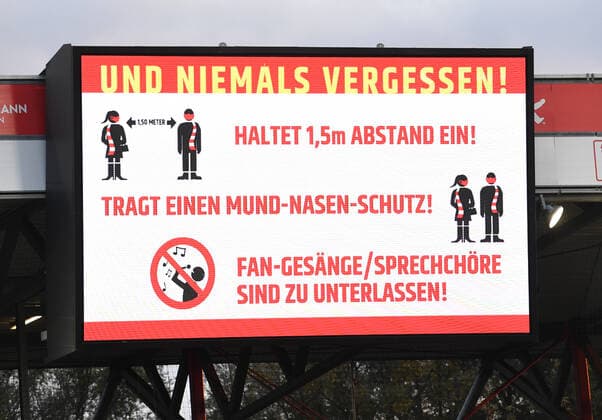 Bilder des Jahres 2020, Sport 10 Oktober Sport Themen der Woche KW43 Sport Bilder des Tages Fussball, Herren, Saison 2020 2021, 1. Bundesliga (5. Spieltag), 1. FC Union Berlin - SC Freiburg, die Anzeigetafel zeigt, dass Fangesänge und Sprechchöre zu unterlassen sind, 24.10. 2020, *** Football, men, season 2020 2021, 1 Bundesliga 5 matchday, 1 FC Union Berlin SC Freiburg, the scoreboard shows that fan chants and chants are to be avoided, 24 10 2020, Copyright: xMatthiasxKochx