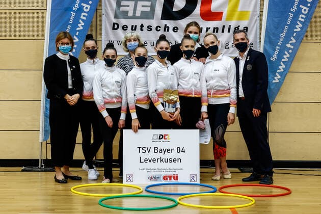 1 Preliminary round of Bundesliga 1 2 in rhythmic gymnastics 24 10 2020 TSV Bayer 04 Leverkusen Sarah Geberovitch, Anna Shenenko, Isabell Werner, Sofia Rosenberg, Diana Nemirovski, Aleksandra Podgorsek with coaches Ariel Milanesio and Barbara Klima as well as judge Liza Uruzova 1 preliminary round of the Bundesliga 1 2 in rhythmic gymnastics on 24 10 2020 in the multifunctional hall of the Hermann Neuberger Sportschule in Saarbruecken Saarland Copyright: xBEAUTIFULxSPORTS U.xFassbenderx