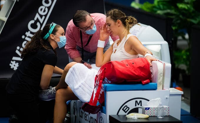 October 25, 2020, Ostrava, CZECH REPUBLIC: Victoria Azarenka of Belarus receives medical attention during the final of the 2020 J&T Banka Ostrava Open WTA, Tennis Damen Premier tennis tournament against Aryna Sabalenka of Belarus Ostrava CZECH REPUBLIC - ZUMAa181 20201025_zaa_a181_088 Copyright: xRobxPrangex