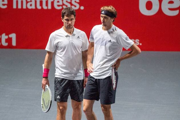 Alexander ZVEREV re , GER and Mischa ZVEREV GER talk to each other, talking, talking, talking, talking, tennis, bett1HULKS Championship 2020, ATP 250 tournament on 22 10 2020 in Cologne Germany Â