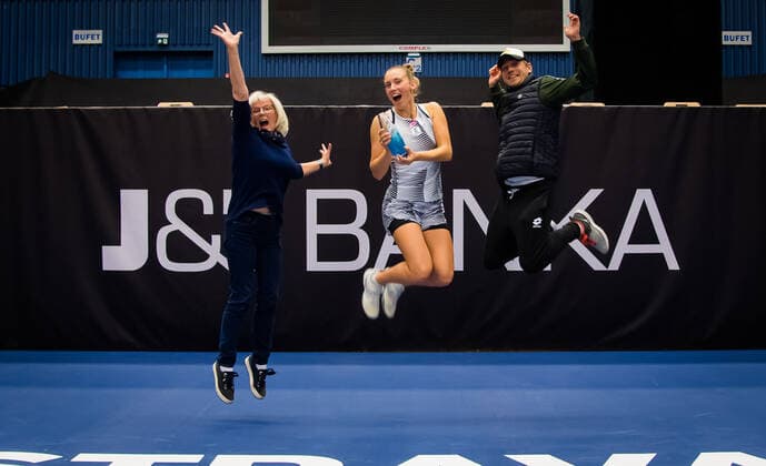 October 25, 2020, Ostrava, CZECH REPUBLIC: Elise Mertens of Belgium and her team celebrate winning the doubles final at the 2020 J&T Banka Ostrava Open WTA, Tennis Damen Premier tennis tournament Ostrava CZECH REPUBLIC - ZUMAa181 20201025_zaa_a181_256 Copyright: xRobxPrangex