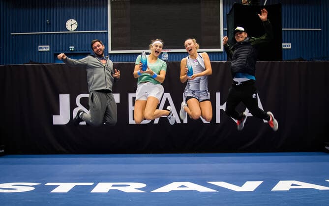 October 25, 2020, Ostrava, Czech Republic: ARYNA SABALENKA of Belarus and ELISE MERTENS of Belgium and their teams celebrate winning the doubles final at the 2020 J&T Banka Ostrava Open WTA, Tennis Damen Premier tennis tournament Ostrava CZECH REPUBLIC - ZUMAa181 20201025_zaa_a181_245 Copyright: xRobxPrangex