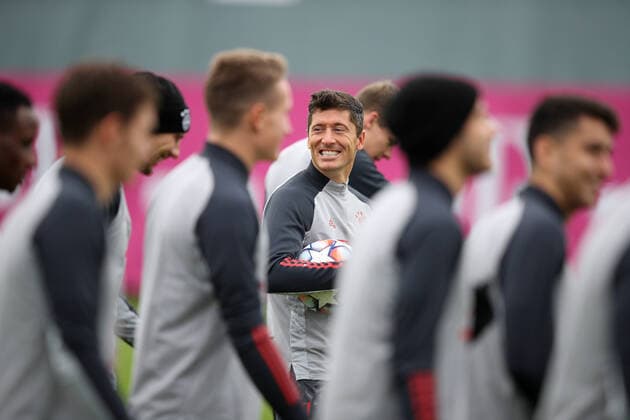 Bilder des Jahres 2020, Sport 10 Oktober Sport Themen der Woche KW44 Sport Bilder des Tages Robert LEWANDOWSKI (Bayern Muenchen) ist bester Laune,lacht,lachen,lachend,optimistisch,gutgelaunt, Abschlusstraining am 26.10.2020 vor dem CL Spiel FC Lokomotive Moskau-FC Bayern Muenchen Fussball Champions League,Gruppe A, Gruppenphase,2.Spieltag, am 27.10.2020. DFL REGULATIONS PROHIBIT ANY USE OF PHOTOGRAPHS AS IMAGE SEQUENCES AND OR QUASI-VIDEO. FotoAdam Pretty Getty Images FC Bayern Muenchen via SVEN SIMON Fussball Champions League FC Lokomotive Moskau-FC Bayern Muenchen *** Robert LEWANDOWSKI Bayern Muenchen is in a good mood,laughing,laughing,laughing,optimistic,good-humoured,final training on 26 10 2020 before the CL game FC Lokomotive Moscow FC Bayern Muenchen Football Champions League,Group A, Group stage,2 match day, am 27 10 2020 DFL REGULATIONS PROHIBIT ANY USE OF PHOTOGRAPHS AS IMAGE SEQUENCES AND OR QUASI VIDEO FotoAdam Pretty Getty Images FC Bayern Muenchen via SVEN SIMON Fotoagentur Football Champions League FC Locomotive Moscow FC Bayern Muenchen SVEN SIMON