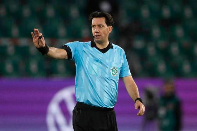 25 10 2020, Volkswagen Arena, Wolfsburg, league match, 1 Bundesliga, VfL Wolfsburg vs DSC Arminia Bielefeld, in the picture referee Manuel Graefe gives sign DFL regulations prohibit any use of photographs as image sequences and or quasi video VfL Wolfsburg vs DSC Arminia Bielefeld