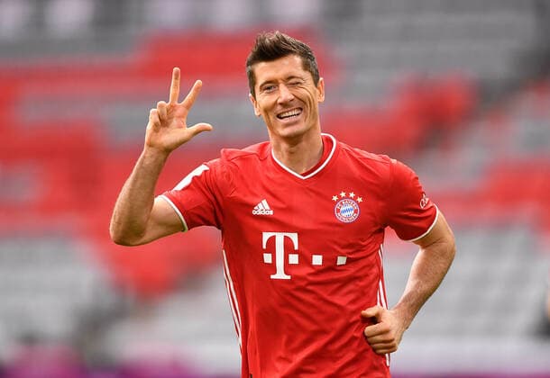 Football 3 0 goal, cheering Bayern, the triple scorer Robert Lewandowski Bayern Muenchen, 24 10 2020, Bundesliga football, FC Bayern Muenchen Eintracht Frankfurt Muenchen Poolfoto Preiss Witters Pool Witters ,EDITORIAL USE ONLY