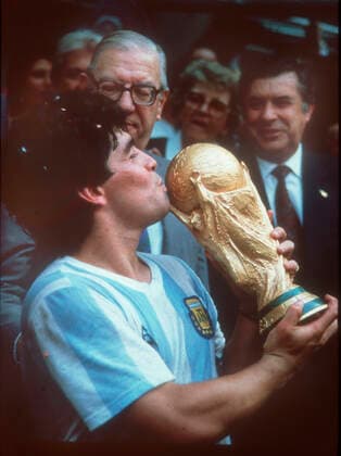 Archivbilder der Woche Sport KW44 WM 1986. Diego Maradona (Argentinien) kuesst den Weltpokal. 29.06.1986 *** World Cup 1986 Diego Maradona Argentina kisses the World Cup 29 06 1986 HM