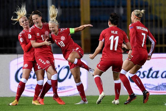 Bilder des Jahres 2020, Sport 10 Oktober Sport Themen der Woche KW44 Sport Bilder des Tages Nicoline Sorensen (2L) of Denmark celebrates with team mates after scoring the goal of 0-1 during the Women s EURO 2022 qualifying football match between Italy and Denmark at stadio Carlo Castellani in Empoli (Italy), October, 27th, 2020. Photo Andrea Staccioli Insidefoto andreaxstaccioli