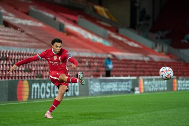 Sport Bilder des Tages Football - 2020 2021 Champions League - Group D - Liverpool vs FC Midtjylland - Anfield Liverpool s Trent Alexander-Arnold crosses the ball COLORSPORT TERRY DONNELLY 
