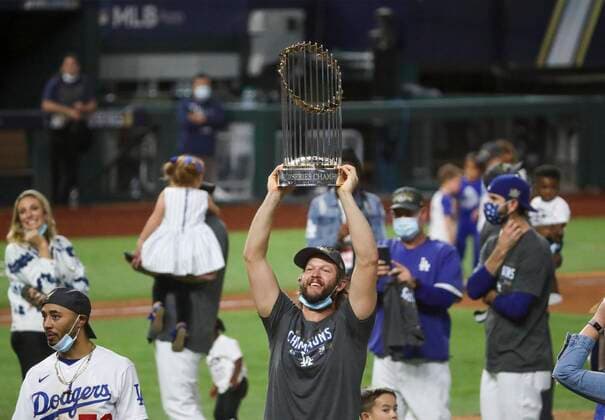 Bilder des Jahres 2020, Sport 10 Oktober Sport Themen der Woche KW44 Sport Bilder des Tages October 28, 2020, Arlington, Florida, USA: Los Angeles Dodgers starting pitcher Clayton Kershaw (22) holds up the World Series Championship trophy after the Dodgers defeated the Tampa Bay Rays 3-1 in Game 6 of the World Series Tuesday, Oct. 27, 2020 in Arlington. Arlington USA - ZUMAs70_ 20201028_zan_s70_002 Copyright: xDirkxShaddx