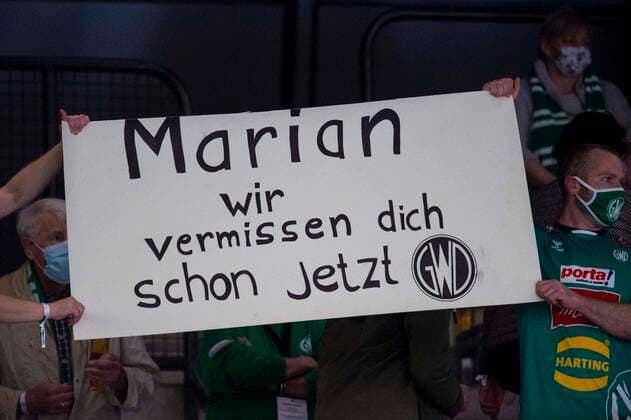 25 10 2020 Handball, 2020 2021, 1 Bundesliga, 5 Matchday, GWD Minden Füchse Berlin Famplakat with inscription Marian, we miss you already now for Marian Michalczik Berlin , who moved from Minden to Berlin in summer Lübbecke Nordrhein Westfalen Germany Kreissporthalle