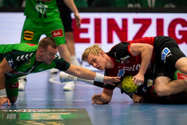 25 10 2020 Handball, 2020 2021, 1 Bundesliga, 5 matchday, GWD Minden Füchse Berlin L R Christian Zeitz Minden , Marian Michalczik Berlin Lübbecke Nordrhein Westfalen Germany Kreissporthalle