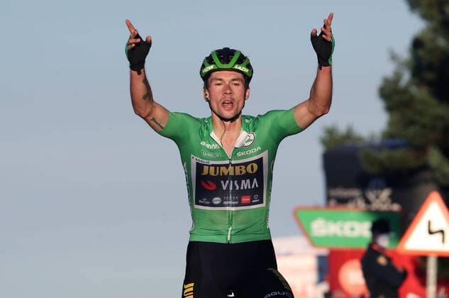 Bilder des Jahres 2020, Sport 10 Oktober Sport Themen der Woche KW44 Sport Bilder des Tages Slovenian rider Primoz Roglic of Jumbo team celebrates after winning the 8th stage of La Vuelta cycling race between Logrono and the Hill of Moncalvillo in La Rioja, northern of Spain, 28 October 2020. 8th stage of La Vuelta cycling race !ACHTUNG: NUR REDAKTIONELLE NUTZUNG!  Copyright: xKikoxHuescax GRAF9684 20201028-637395031200591053