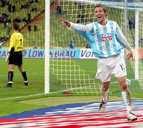 TSV 1860 Muenchen - Fussball Bundesliga 01.11.2003, Olympiastadion Muenchen. Budesligaspiel des TSV 1860 Muenchen: Benny Lauth jubelt nach Tor. , TE011103TSV20.jpg, Muenchen Deutschland *** TSV 1860 Muenchen Fussball Bundesliga 01 11 2003, Olympiastadion Muenchen Budesligaspiel des TSV 1860 Muenchen Benny Lauth cheers for goal, TE011103TSV20 jpg, Muenchen Germany , Copyright: xThomasxExlerx