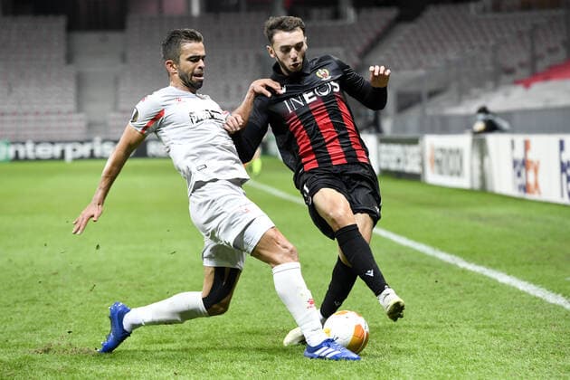 11 AMINE GOUIRI (NICE) - 04 MIGUEL VoÂ­TOR (HAP) FOOTBALL : Nice vs Hapoel Beer Sheva - Ligue Europa - 29 10 2020 FEP Panoramic 