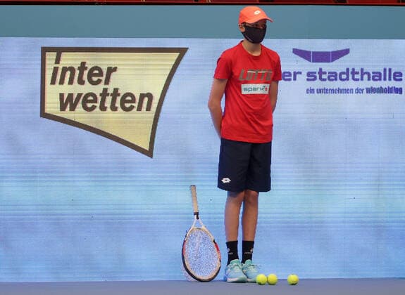 TENNIS - ATP, Tennis Herren Erste Bank Open VIENNA,AUSTRIA,30.OCT.20 - TENNIS - ATP World Tour, Erste Bank Open. Image shows a ballkid. GEPAxpictures xWalterxLuger