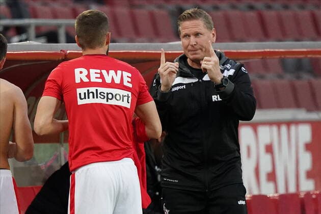 GER, 1 FBL, 1 FC Koeln vs FC Bayern Muenchen 31 10 2020, RheinEnergieStadion, Koeln, GER, 1 FBL, 1 FC Koeln vs FC Bayern Muenchen, in the picture picture picture shows Markus Gisdol Trainer, Headcoach 1 FC Koeln , explains Dominick Drexler FC Koeln 24 , the strategy photo nordphoto Meuter Pool DFL regulations prohibit any use of photographs as image sequences and or quasi video Koeln RheinEnergieStadion Nordrhein Westfalen Germany Poolfoto nordphoto ,EDITORIAL USE ONLY
