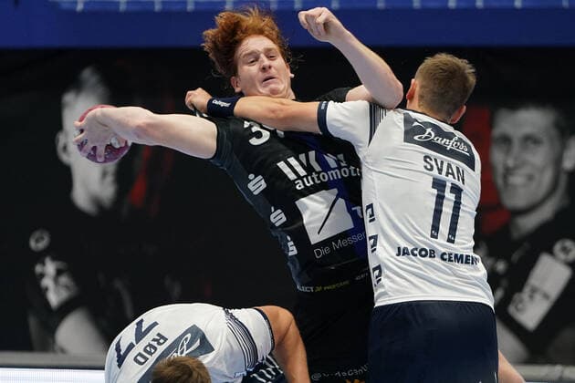 GER, 1 HBL Men, Bergischer HC vs SG Flensburg Handewitt 31 10 2020, Klingenhalle, Solingen, GER, 1 HBL Men, Bergischer HC vs SG Flensburg Handewitt, picture shows Lukas Stutzke BHC 39 , in the duel against Lasse Svan Flensburg 11 , nordphotox xMeuter nph00351