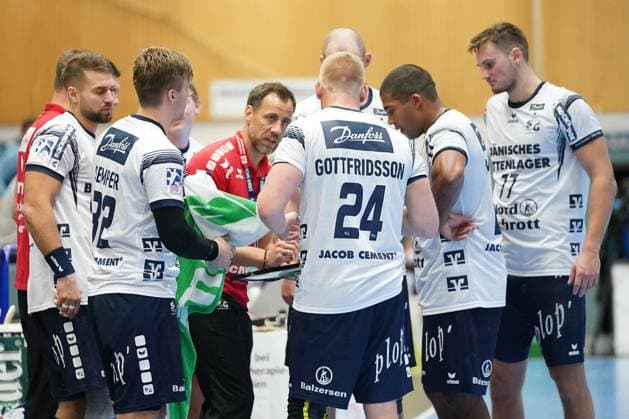 GER, 1 HBL Men, Bergischer HC vs SG Flensburg Handewitt 31 10 2020, Klingenhalle, Solingen, GER, 1 HBL Men, Bergischer HC vs SG Flensburg Handewitt, picture picture shows time-out for Flensburg Maik Machulla Trainer Headcoach Flensburg, explains the plan nordphotox xMeuter nph00351