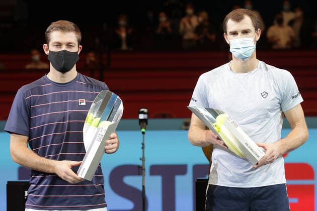 TENNIS - ATP, Tennis Herren Erste Bank Open VIENNA,AUSTRIA,01.NOV.20 - TENNIS - ATP World Tour, Erste Bank Open, final. Image shows Neal Skupski and Jamie Murray (GBR). Keywords: trophy. GEPAxpictures xWalterxLuger