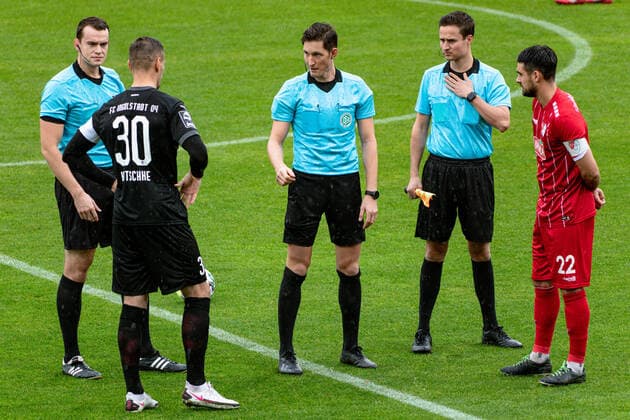 Das Schiedsrichtergespann um Matthias Joellenbeck (Schiedsrichter), Daniel Bartnitzki (Linienrichter) und Richard Hempel (Linienrichter) mit den beiden Kapitaenen Stefan Kutschke (FC Ingolstadt 04) und Aaron Berzel (Tuerkguecue Muenchen). Tuerkguecue Muenchen gegen FC Ingolstadt 04, Fussball, 3. Bundesliga, 8. Spieltag, Saison 2020 2021, 01.11.2020. (DFL DFB REGULATIONS PROHIBIT ANY USE OF PHOTOGRAPHS as IMAGE SEQUENCES and or QUASI-VIDEO). Tuerkguecue Muenchen gegen FC Ingolstadt 04, Fussball, 3. Bundesliga, 8. Spieltag, Saison 2020 2021, 01.11.2020 Muenchen *** The referee team around Matthias Joellenbeck referee, Daniel Bartnitzki linesman and Richard Hempel linesman with the two captains Stefan Kutschke FC Ingolstadt 04 and Aaron Berzel Tuerkguecue Muenchen Tuerkguecue Muenchen against FC Ingolstadt 04, Football, 3 Bundesliga, 8 Matchday, Season 2020 2021, 01 11 2020 DFL DFB REGULATIONS PROHIBIT ANY USE OF PHOTOGRAPHS as IMAGE SEQUENCES and or QUASI VIDEO Tuerkguecue Munich vs FC Ingolstadt 04, Football, 3 Bundesliga, 8 Matchday, Season 2020 2021, 01 11 2020 Munich Copyright: xFeinerx Eibner-Pressefotox EP_Feiner
