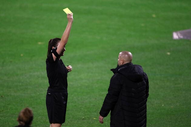 Sport 1 FC Köln vs. Bayer Leverkusen Football Women DFB Cup, 2 round Referee Vanessa Arlt shows coach Sascha Glass 1 FC Köln the yellow card 01 11 2020 firo Sportphoto