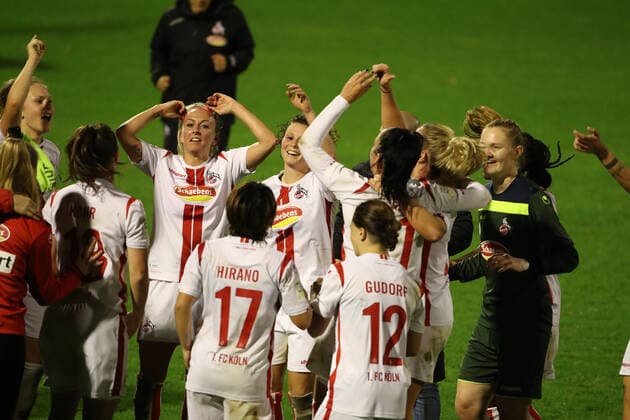 Sport 1 FC Köln vs. Bayer Leverkusen Football Women DFB Cup, 2 Round Cologne Cheers after the final whistle after the 1 0 victory over Leverkusen 01 11 2020 firo Sportphoto