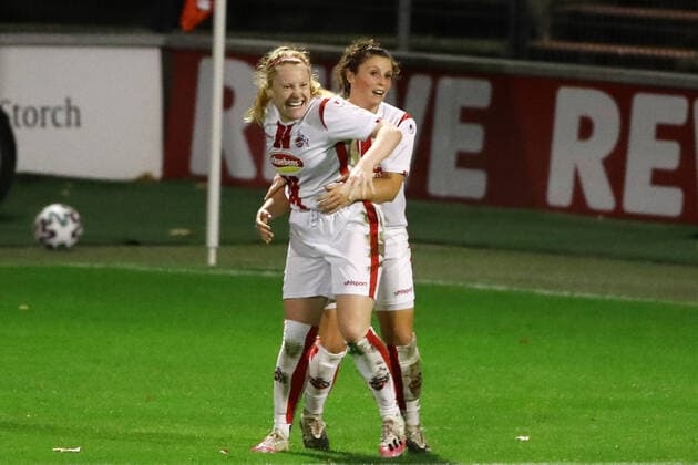 Sport 1 FC Köln vs. Bayer Leverkusen Football Women DFB Pokal, 2 round Cologne cheers after the goal to 1 0 by Amber Barrett left, 1 FC Köln 01 11 2020 firo Sportphoto