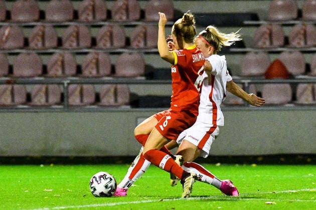 From left to right Henrike Sahlmann B04, 6 , Mandy Islacker Köln, 8 Passes to Amber Beret Köln, 22, not pictured, not pictured , who scored the winning goal, Action, Action, Game scene, 01 11 2020, Köln Germany , Football, DFB Pokal Frauen, 2 Round, 1 FC Köln Bayer 04 Leverkusen, DFB DFL REGULATIONS PROHIBIT ANY USE OF PHOTOGRAPHS AS IMAGE SEQUENCES AND OR QUASI VIDEO xmhx