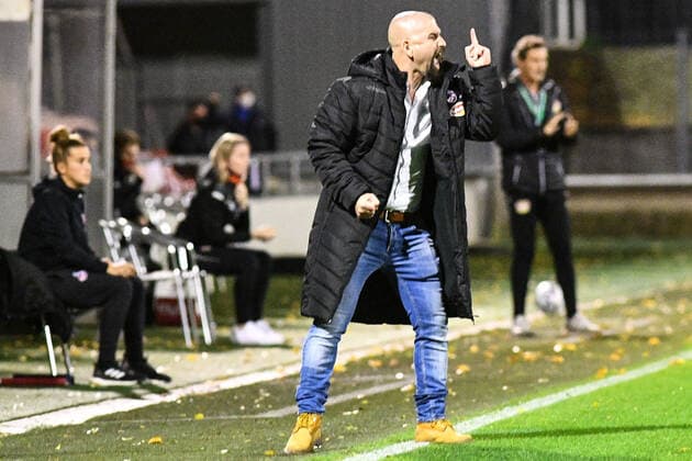 Sascha Glass coach FC Köln gives instructions, gesticulate, gesticulate with the arms, gives instructions, gesticulate, 01 11 2020, Cologne Germany , Football, DFB Pokal Frauen, 2 Round, 1 FC Köln Bayer 04 Leverkusen, DFB DFL REGULATIONS PROHIBIT ANY USE OF PHOTOGRAPHS AS IMAGE SEQUENCES AND OR QUASI VIDEO xmhx