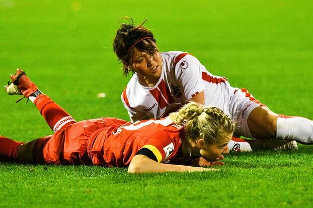 From left to right Nina Brüggemann B04, 23 , Yuka Hirano Köln, 17 , Duel, duel, tackle, tackling, dynamics, action, action, 01 11 2020, Köln Germany , Soccer, DFB Pokal Frauen, 2 Round, 1 FC Köln Bayer 04 Leverkusen, DFB DFL REGULATIONS PROHIBIT ANY USE OF PHOTOGRAPHS AS IMAGE SEQUENCES AND OR QUASI VIDEO xmhx