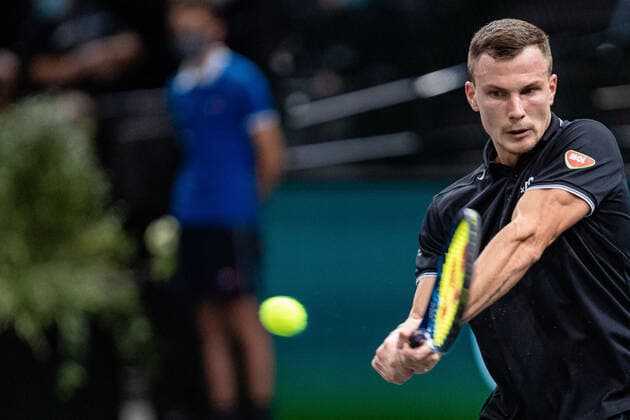 Paris, France le 2 novembre 2020 - Le Hongrois Marton Fucsovics joue une balle contre le Croate Borna Coric lors du premier tour de match de tennis en simple masculin au premier jour du tournoi de tennis en salle ATP, Tennis Herren World Tour Masters 1000 - Paris Masters (Paris Bercy) - a l Arena AccorHotels. Marton Fucsovics of Hungary plays a return against Borna Coric of Croatia during their men s singles first round tennis match on day 1 at the ATP World Tour Masters 1000 - Paris Masters (Paris Bercy) - indoor tennis tournament at The AccorHotels Arena in Paris on November 2, 2020.  Copyright: xAurelienxMorissardx