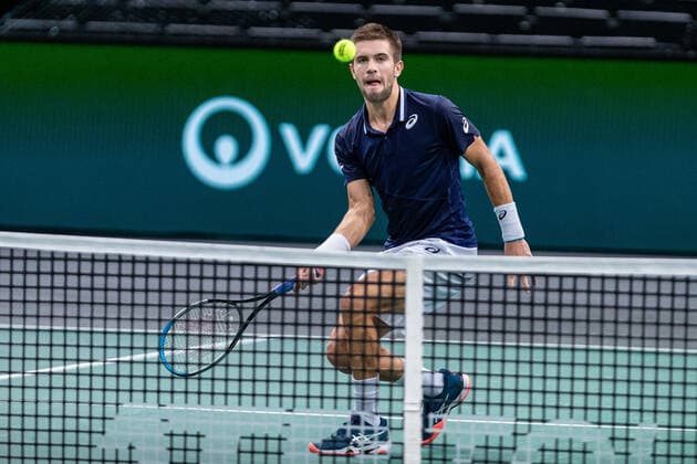 Paris, France le 2 novembre 2020 - Le Croate Borna Coric joue une balle contre le Hongrois Marton Fucsovics lors du premier tour de match de tennis en simple masculin au premier jour du tournoi de tennis en salle ATP, Tennis Herren World Tour Masters 1000 - Paris Masters (Paris Bercy) - a l Arena AccorHotels. Borna Coric of Croatia plays a return against Marton Fucsovics of Hungary during their men s singles first round tennis match on day 1 at the ATP World Tour Masters 1000 - Paris Masters (Paris Bercy) - indoor tennis tournament at The AccorHotels Arena in Paris on November 2, 2020.  Copyright: xAurelienxMorissardx