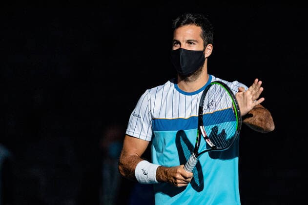 Paris, France le 2 novembre 2020 - L Italien Salvatore CARUSO se prepare lors du premier tour de match de tennis en simple masculin contre le Francais Corentin MOUTET au premier jour du tournoi de tennis en salle ATP, Tennis Herren World Tour Masters 1000 - Paris Masters (Paris Bercy) - a l Arena AccorHotels. Salvatore CARUSO of Italy against Corentin MOUTET of France during their men s singles first round tennis match on day 1 at the ATP World Tour Masters 1000 - Paris Masters (Paris Bercy) - indoor tennis tournament at The AccorHotels Arena in Paris on November 2, 2020.  Copyright: xAurelienxMorissardx