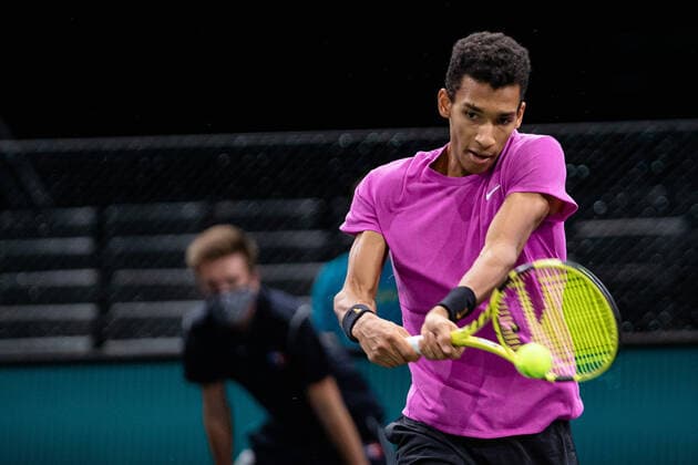 Paris, France le 2 novembre 2020 - Le Canadien Felix AUGER ALIASSIME joue une balle contre le Croate Marin CILIC lors du premier tour de match de tennis en simple masculin au premier jour du tournoi de tennis en salle ATP, Tennis Herren World Tour Masters 1000 - Paris Masters (Paris Bercy) - a l Arena AccorHotels. Felix AUGER ALIASSIME of Canada plays a return against Marin CILIC of Croatia during their men s singles first round tennis match on day 1 at the ATP World Tour Masters 1000 - Paris Masters (Paris Bercy) - indoor tennis tournament at The AccorHotels Arena in Paris on November 2, 2020.  Copyright: xAurelienxMorissardx