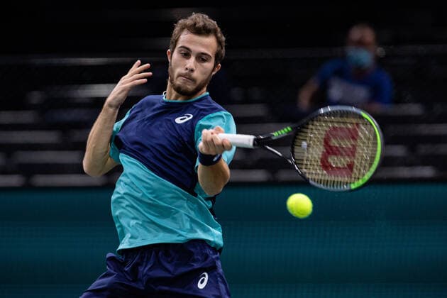 Paris, France le 2 novembre 2020 - Le Francais Hugo GASTON joue une balle contre l Espagnol Pablo CARRENO BUSTA lors du premier tour de match de tennis en simple masculin au premier jour du tournoi de tennis en salle ATP, Tennis Herren World Tour Masters 1000 - Paris Masters (Paris Bercy) - a l Arena AccorHotels. Hugo GASTON of France plays a return against Pablo CARRENO BUSTA of Spain during their men s singles first round tennis match on day 1 at the ATP World Tour Masters 1000 - Paris Masters (Paris Bercy) - indoor tennis tournament at The AccorHotels Arena in Paris on November 2, 2020.  Copyright: xAurelienxMorissardx