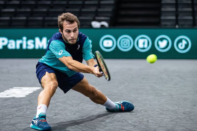 Paris, France le 2 novembre 2020 - Le Francais Hugo GASTON joue une balle contre l Espagnol Pablo CARRENO BUSTA lors du premier tour de match de tennis en simple masculin au premier jour du tournoi de tennis en salle ATP, Tennis Herren World Tour Masters 1000 - Paris Masters (Paris Bercy) - a l Arena AccorHotels. Hugo GASTON of France plays a return against Pablo CARRENO BUSTA of Spain during their men s singles first round tennis match on day 1 at the ATP World Tour Masters 1000 - Paris Masters (Paris Bercy) - indoor tennis tournament at The AccorHotels Arena in Paris on November 2, 2020.  Copyright: xAurelienxMorissardx