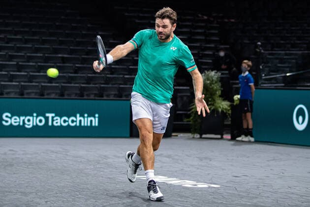 Paris, France le 3 novembre 2020 - Le Suisse Stan WAWRINKA joue une balle contre le Britannique Daniel EVANS lors du premier tour de match de tennis en simple masculin au premier jour du tournoi de tennis en salle ATP, Tennis Herren World Tour Masters 1000 - Paris Masters (Paris Bercy) - a l Arena AccorHotels. Stan WAWRINKA of Switzerland plays a return against Daniel EVANS of Great Britain during their men s singles first round tennis match on day 1 at the ATP World Tour Masters 1000 - Paris Masters (Paris Bercy) - indoor tennis tournament at The AccorHotels Arena in Paris on November 2, 2020.  Copyright: xAurelienxMorissardx