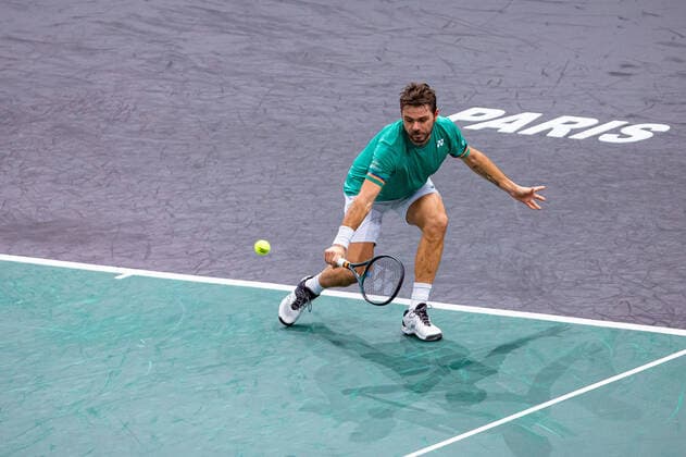 Paris, France le 3 novembre 2020 - Le Suisse Stan WAWRINKA joue une balle contre le Britannique Daniel EVANS lors du premier tour de match de tennis en simple masculin au premier jour du tournoi de tennis en salle ATP, Tennis Herren World Tour Masters 1000 - Paris Masters (Paris Bercy) - a l Arena AccorHotels. Stan WAWRINKA of Switzerland plays a return against Daniel EVANS of Great Britain during their men s singles first round tennis match on day 1 at the ATP World Tour Masters 1000 - Paris Masters (Paris Bercy) - indoor tennis tournament at The AccorHotels Arena in Paris on November 2, 2020.  Copyright: xAurelienxMorissardx