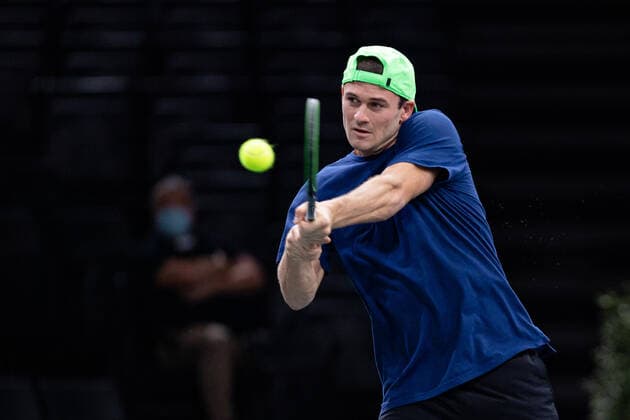 Paris, France le 3 novembre 2020 - L Americain Tommy PAUL joue une balle contre Le Francais Gilles SIMON lors du premier tour de match de tennis en simple masculin au premier jour du tournoi de tennis en salle ATP, Tennis Herren World Tour Masters 1000 - Paris Masters (Paris Bercy) - a l Arena AccorHotels. Tommy PAUL of USA plays a ball against Gilles SIMON of France during their men s singles first round tennis match on day 1 at the ATP World Tour Masters 1000 - Paris Masters (Paris Bercy) - indoor tennis tournament at The AccorHotels Arena in Paris on November 2, 2020.  Copyright: xAurelienxMorissardx