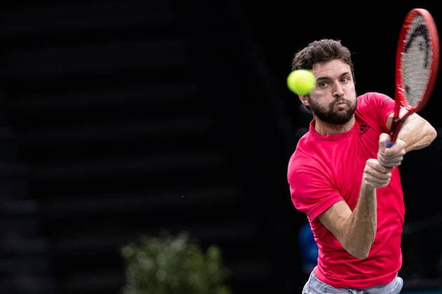 Paris, France le 3 novembre 2020 - Le Francais Gilles SIMON joue une balle contre l Americain Tommy PAUL lors du premier tour de match de tennis en simple masculin au premier jour du tournoi de tennis en salle ATP, Tennis Herren World Tour Masters 1000 - Paris Masters (Paris Bercy) - a l Arena AccorHotels. Gilles SIMON of France plays a ball against Tommy PAUL of USA during their men s singles first round tennis match on day 1 at the ATP World Tour Masters 1000 - Paris Masters (Paris Bercy) - indoor tennis tournament at The AccorHotels Arena in Paris on November 2, 2020.  Copyright: xAurelienxMorissardx