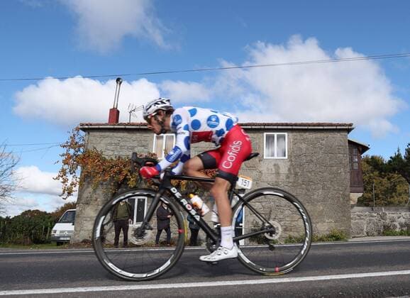 Cyclists are seen during the 14th stage of the Spanish Cycling Vuelta, a 204.7km race from Lugo to Orense in Spain, 04 November 2020. 14th stage of the Spanish cycling Vuelta !ACHTUNG: NUR REDAKTIONELLE NUTZUNG!  Copyright: xKikoxHuescax(es-ES)x GRAF3899 20201104-637400935463724493
