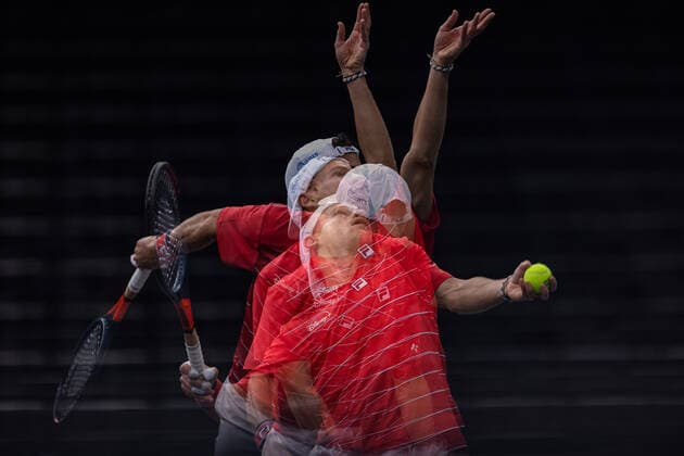Paris, France le 4 novembre 2020 - L Argentin Diego SCHWATRZMAN sert contre le Francais Richard GASQUET lors du deuxieme tour de match de tennis en simple masculin au troisieme jour du tournoi de tennis en salle ATP, Tennis Herren World Tour Masters 1000 - Paris Masters (Paris Bercy) - a l Arena AccorHotels. Diego SWCHARTZMAN of Argentina serves against Richard GASQUET of France during their men s singles second round tennis match on day 3 at the ATP World Tour Masters 1000 - Paris Masters (Paris Bercy) - indoor tennis tournament at The AccorHotels Arena in Paris on November 4, 2020.  Copyright: xAurelienxMorissardx