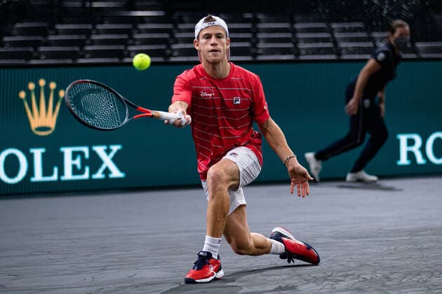 Paris, France le 4 novembre 2020 - L Argentin Diego SCHWATRZMAN joue une balle contre le Francais Richard GASQUET lors du deuxieme tour de match de tennis en simple masculin au troisieme jour du tournoi de tennis en salle ATP, Tennis Herren World Tour Masters 1000 - Paris Masters (Paris Bercy) - a l Arena AccorHotels. Diego SCHWARTZMAN of Argentina plays a return against Richard GASQUET of France during their men s singles second round tennis match on day 3 at the ATP World Tour Masters 1000 - Paris Masters (Paris Bercy) - indoor tennis tournament at The AccorHotels Arena in Paris on November 4, 2020.  Copyright: xAurelienxMorissardx