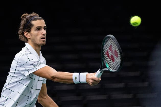 Paris, France le 4 novembre 2020 - Le Francais Pierre Hugues HERBERT joue une balle contre le Canadien Milos RAONIC lors du deuxieme tour de match de tennis en simple masculin au troisieme jour du tournoi de tennis en salle ATP, Tennis Herren World Tour Masters 1000 - Paris Masters (Paris Bercy) - a l Arena AccorHotels. Pierre Hugues HERBET of France plays a return against Milos RAONIC of Canada during their men s singles second round tennis match on day 3 at the ATP World Tour Masters 1000 - Paris Masters (Paris Bercy) - indoor tennis tournament at The AccorHotels Arena in Paris on November 4, 2020.  Copyright: xAurelienxMorissardx