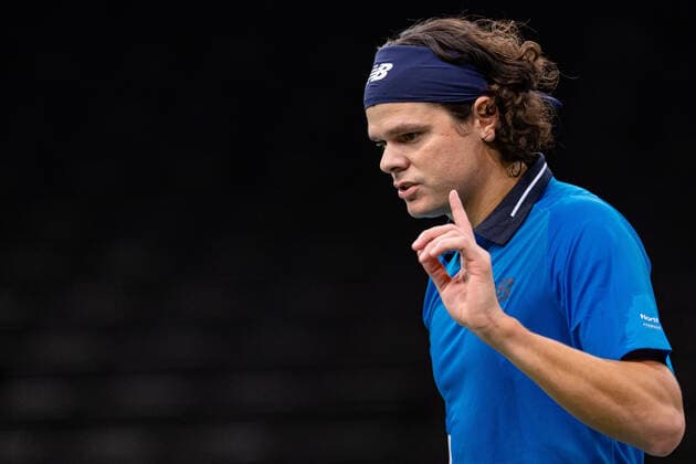 Paris, France le 4 novembre 2020 - Le Canadien Milos RAONIC contre le Francais Pierre Hugues HERBERT lors du deuxieme tour de match de tennis en simple masculin au troisieme jour du tournoi de tennis en salle ATP, Tennis Herren World Tour Masters 1000 - Paris Masters (Paris Bercy) - a l Arena AccorHotels. Milos RAONIC of Canada against Pierre Hugues HERBET of France during their men s singles second round tennis match on day 3 at the ATP World Tour Masters 1000 - Paris Masters (Paris Bercy) - indoor tennis tournament at The AccorHotels Arena in Paris on November 4, 2020.  Copyright: xAurelienxMorissardx