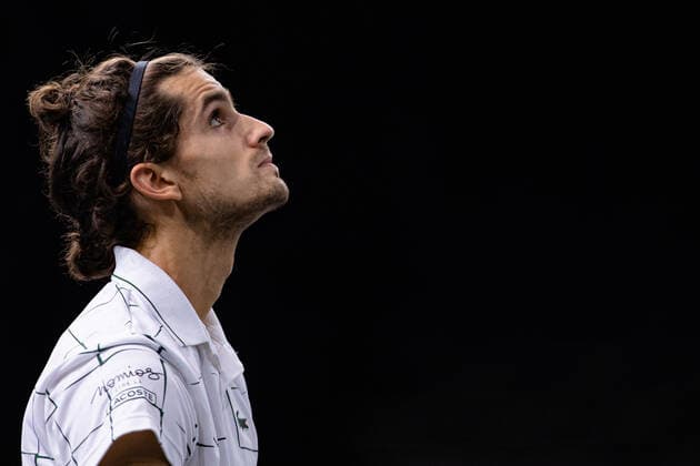 Paris, France le 4 novembre 2020 - Le Francais Pierre Hugues HERBERT contre le Canadien Milos RAONIC lors du deuxieme tour de match de tennis en simple masculin au troisieme jour du tournoi de tennis en salle ATP, Tennis Herren World Tour Masters 1000 - Paris Masters (Paris Bercy) - a l Arena AccorHotels. Pierre Hugues HERBET of France against Milos RAONIC of Canada during their men s singles second round tennis match on day 3 at the ATP World Tour Masters 1000 - Paris Masters (Paris Bercy) - indoor tennis tournament at The AccorHotels Arena in Paris on November 4, 2020.  Copyright: xAurelienxMorissardx